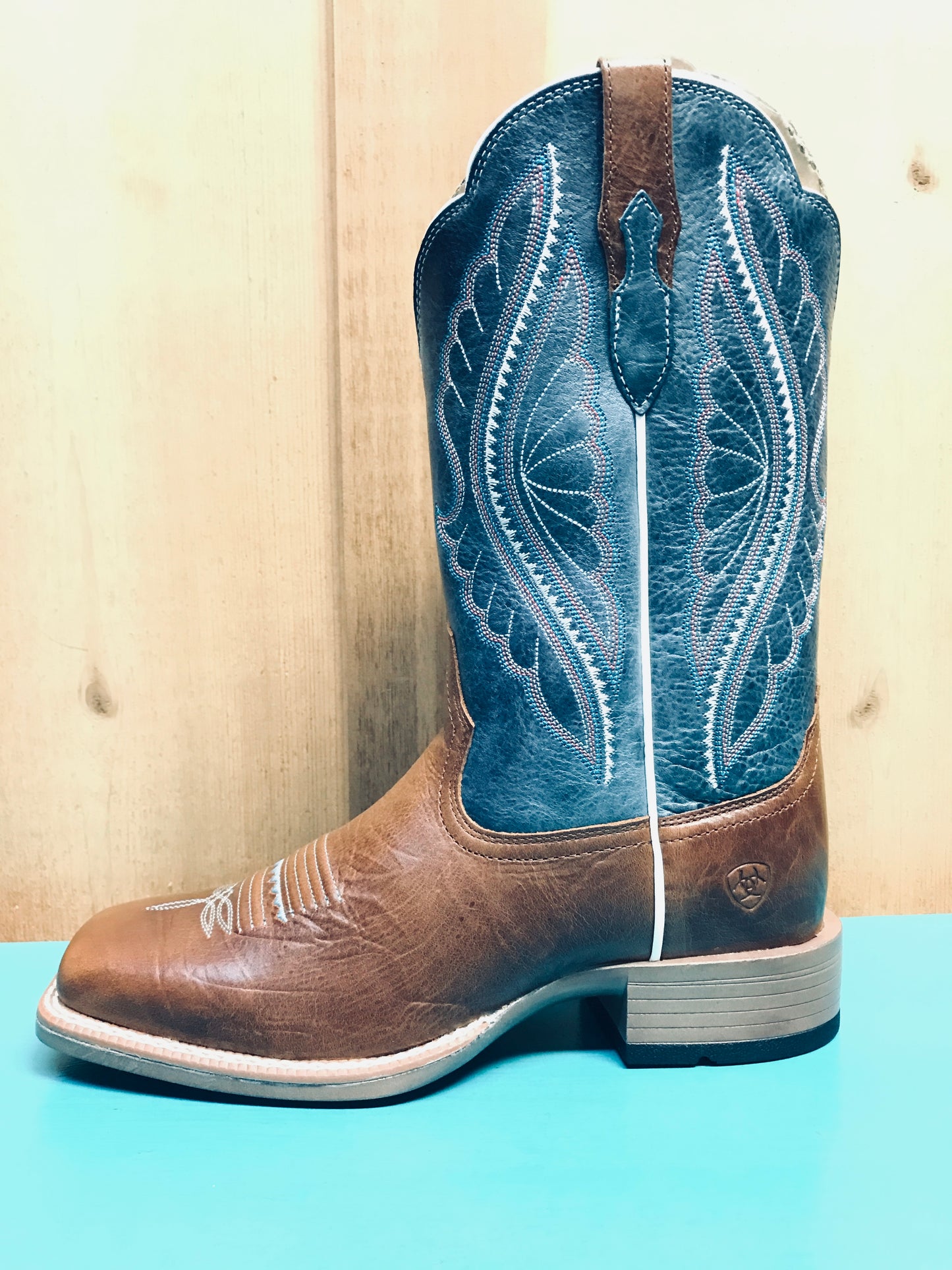 Side view: Womens Ariat Square Toe Cowboy Boots